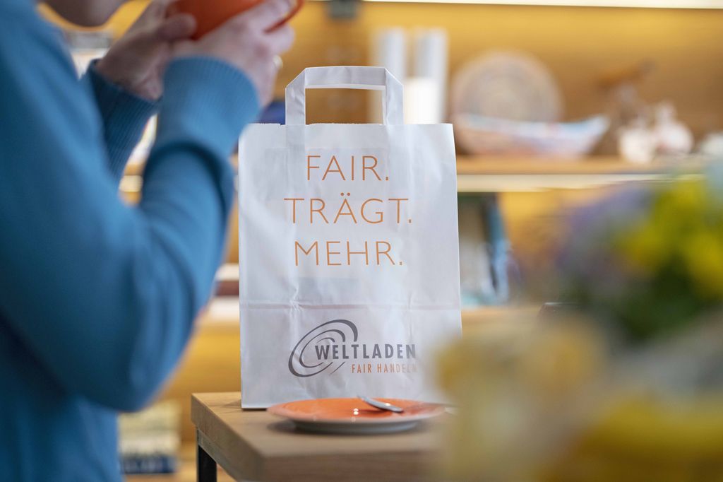 © Weltladen-Dachverband/A. Stehle Einkaufstüte mit Aufschrift: Fair trägt mehr