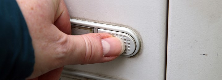Foto: Peter Weidemann in Pfarrbriefservice.de eine Hand drückt einen Klingelknopf